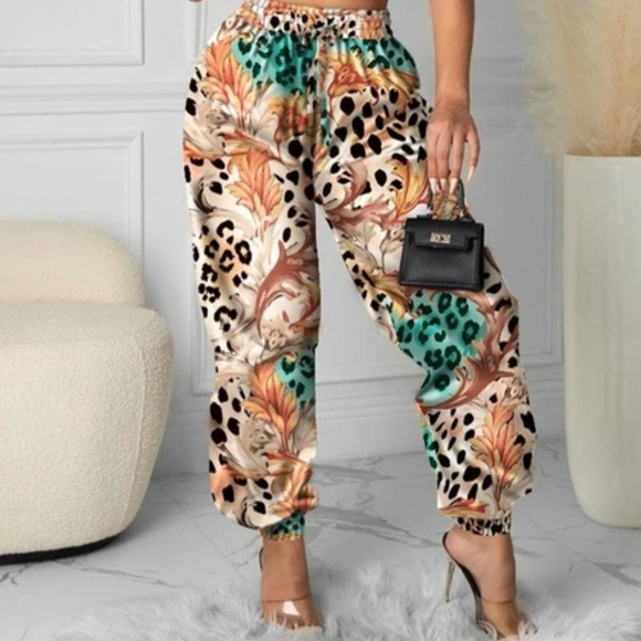 NWOT ... Leopard 🐆 Print joggers Pants - Picture 2 of 8